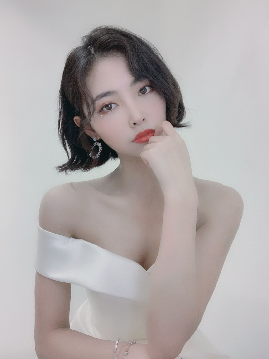 许佳琪低胸礼服性感魅力写真图片