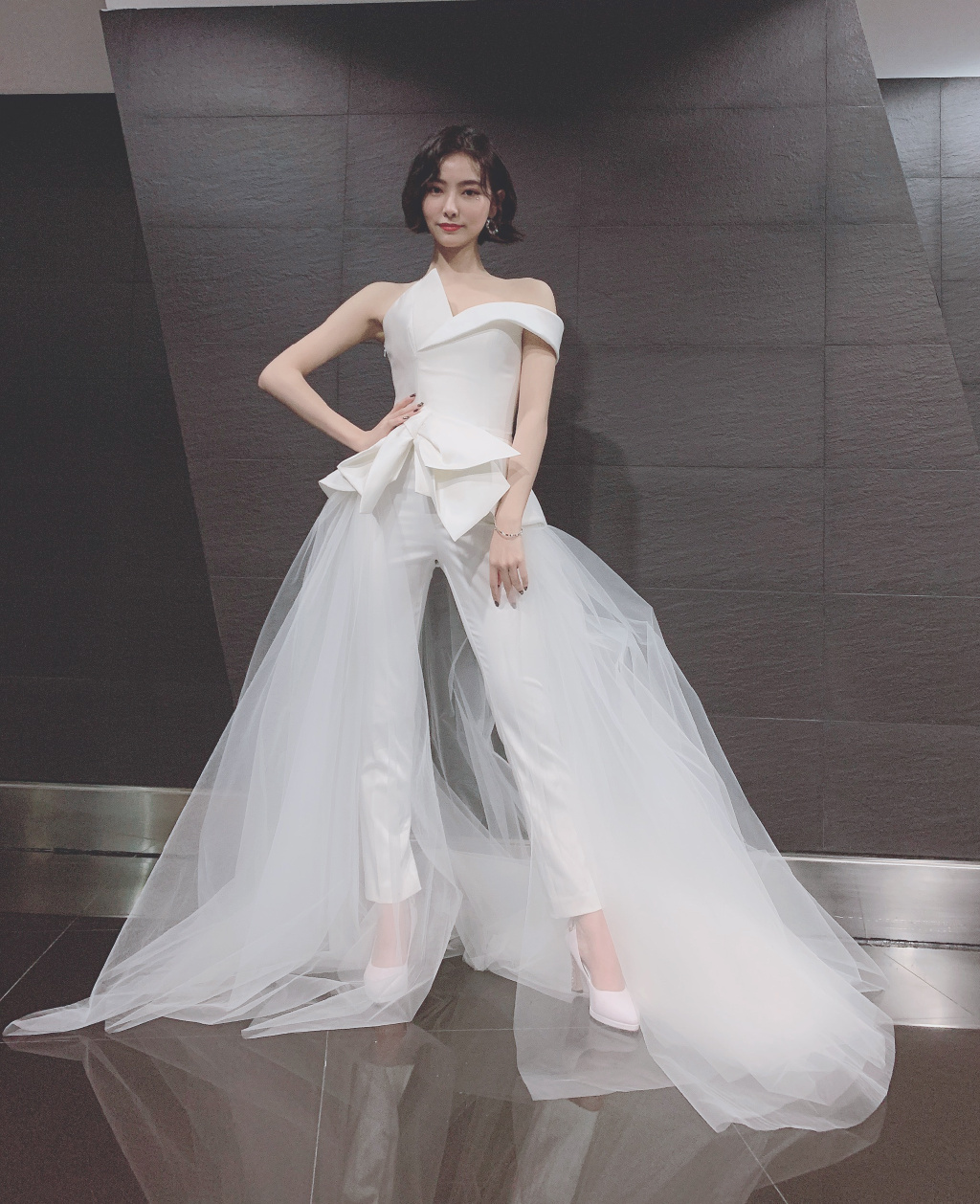 许佳琪低胸礼服性感魅力写真图片
