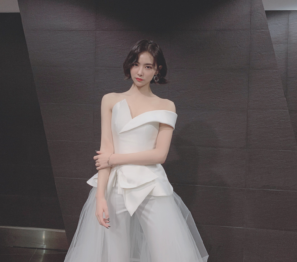许佳琪低胸礼服性感魅力写真图片