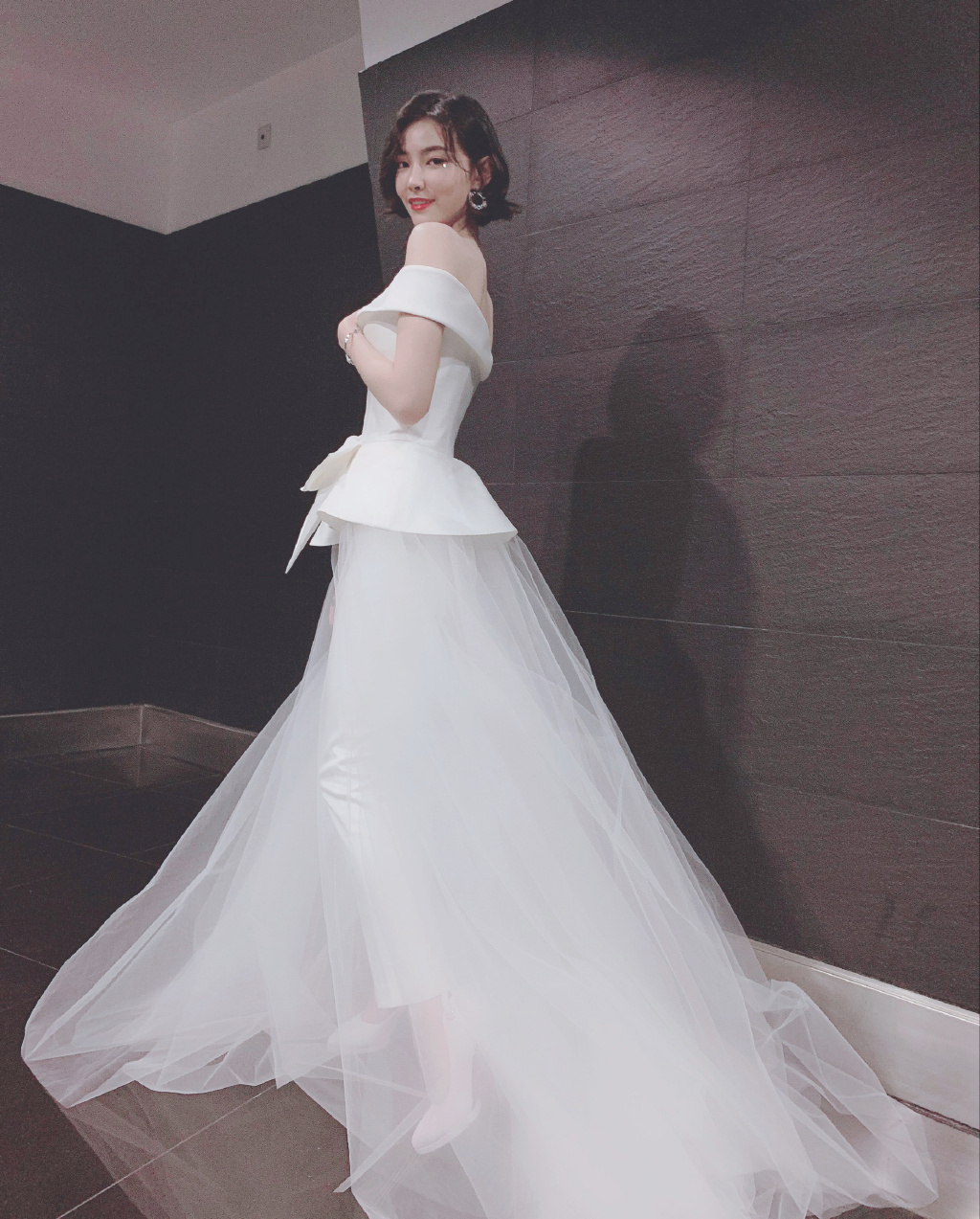 许佳琪低胸礼服性感魅力写真图片