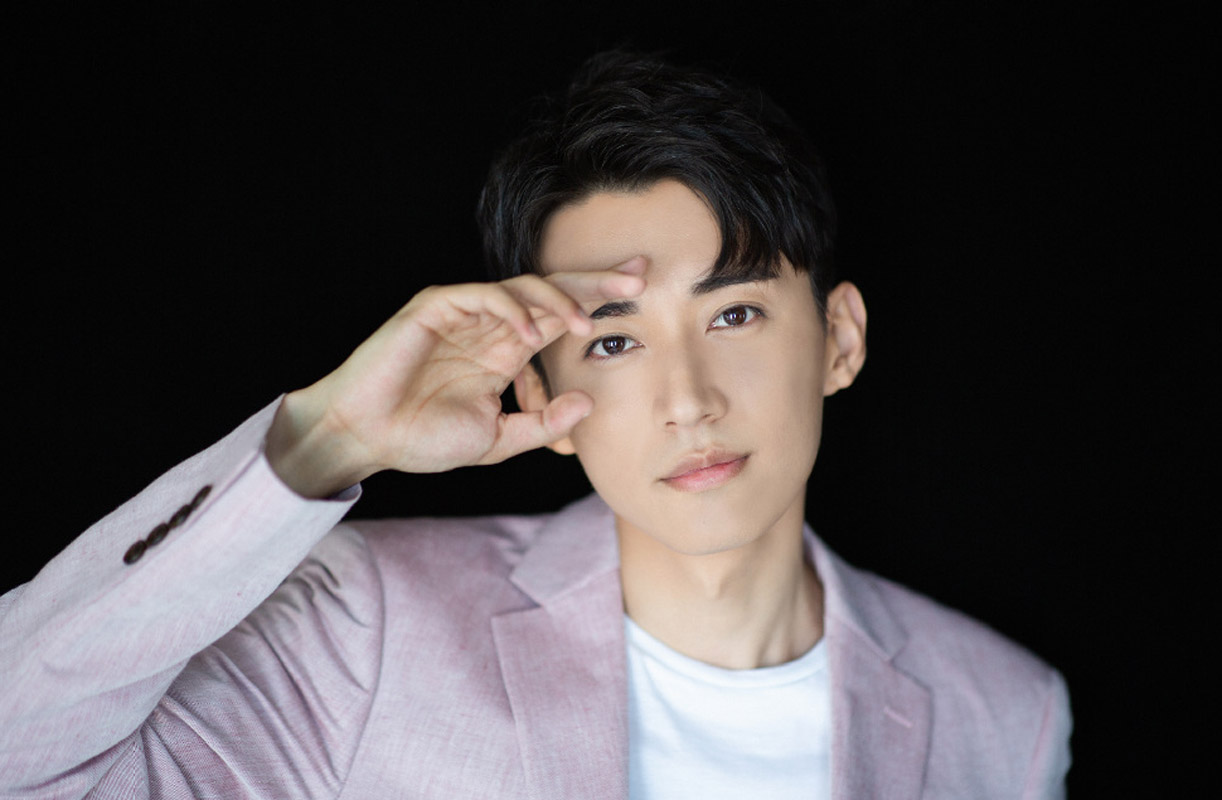 高清山东青岛男演员刘学义黑色皮衣酷帅写真图片图片