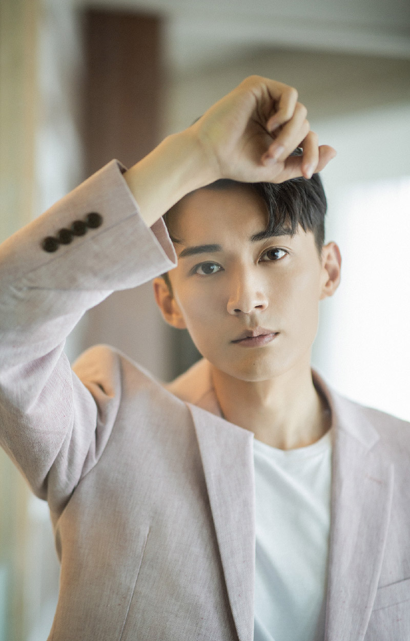 高清山东青岛男演员刘学义黑色皮衣酷帅写真图片图片