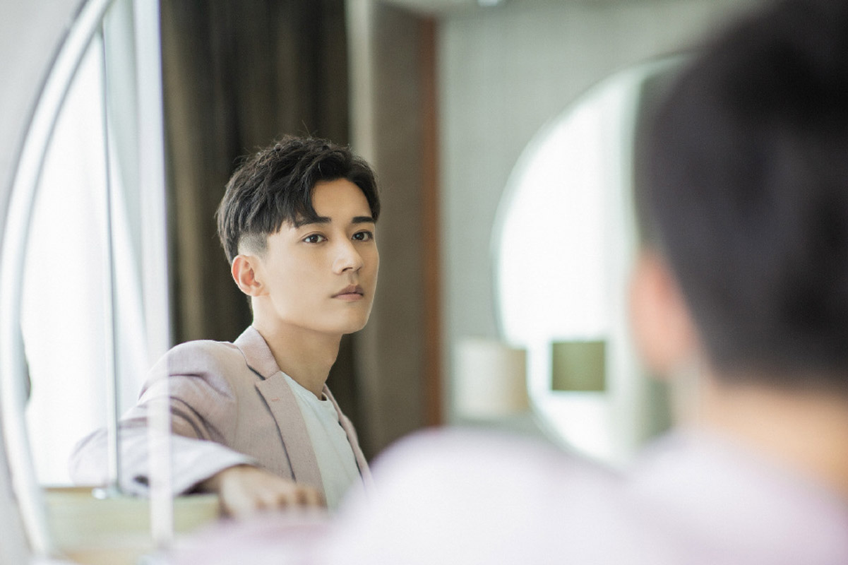 高清山东青岛男演员刘学义黑色皮衣酷帅写真图片图片