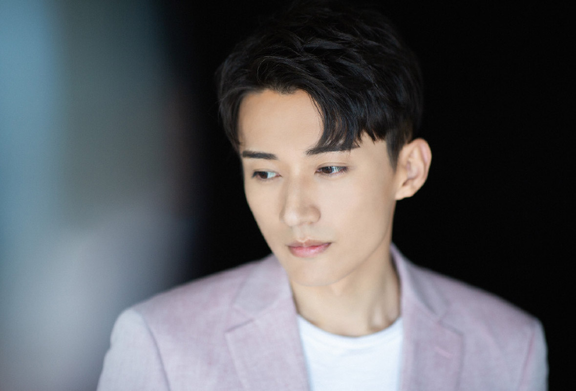 高清山东青岛男演员刘学义黑色皮衣酷帅写真图片图片