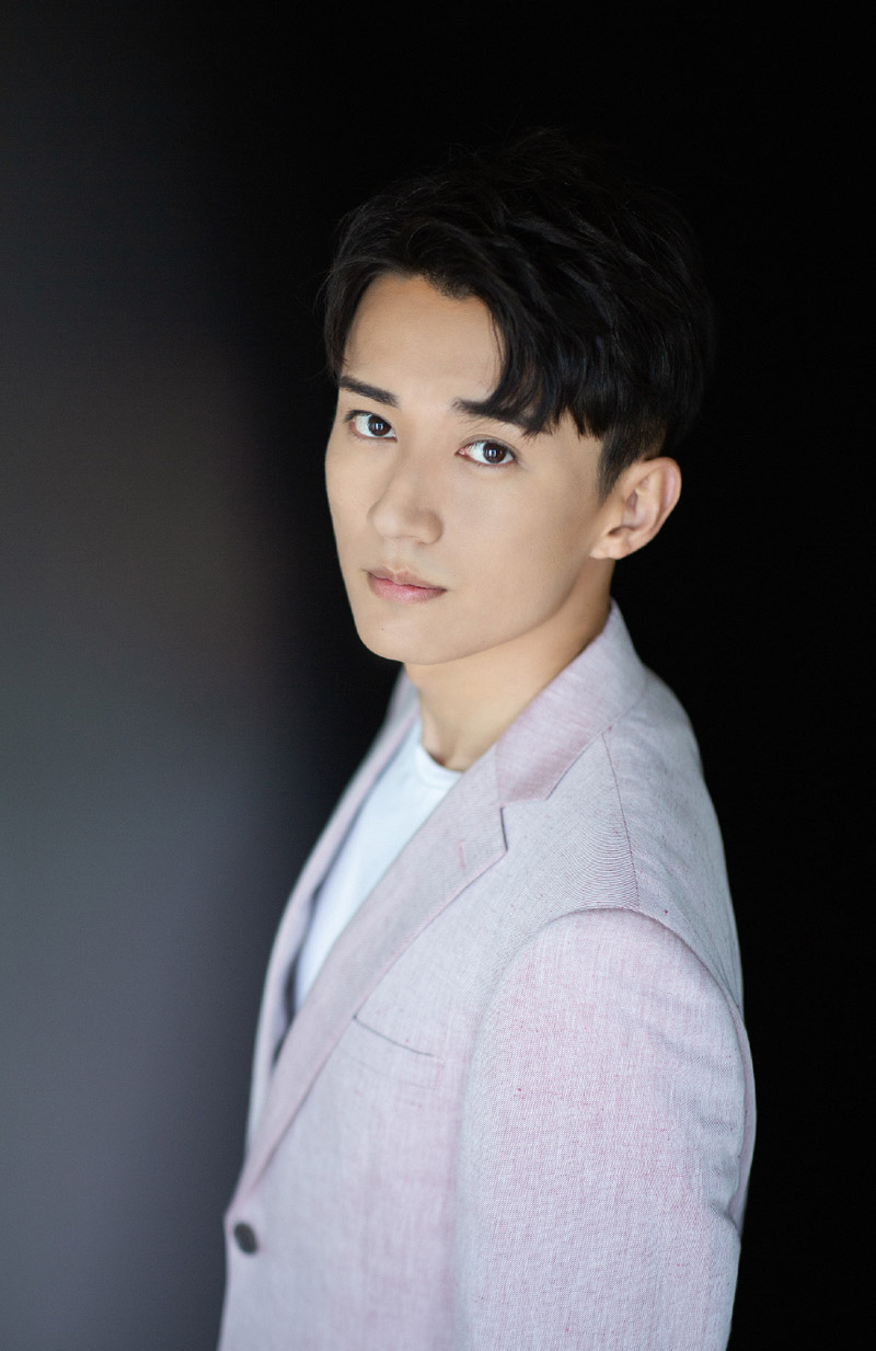 高清山东青岛男演员刘学义黑色皮衣酷帅写真图片图片