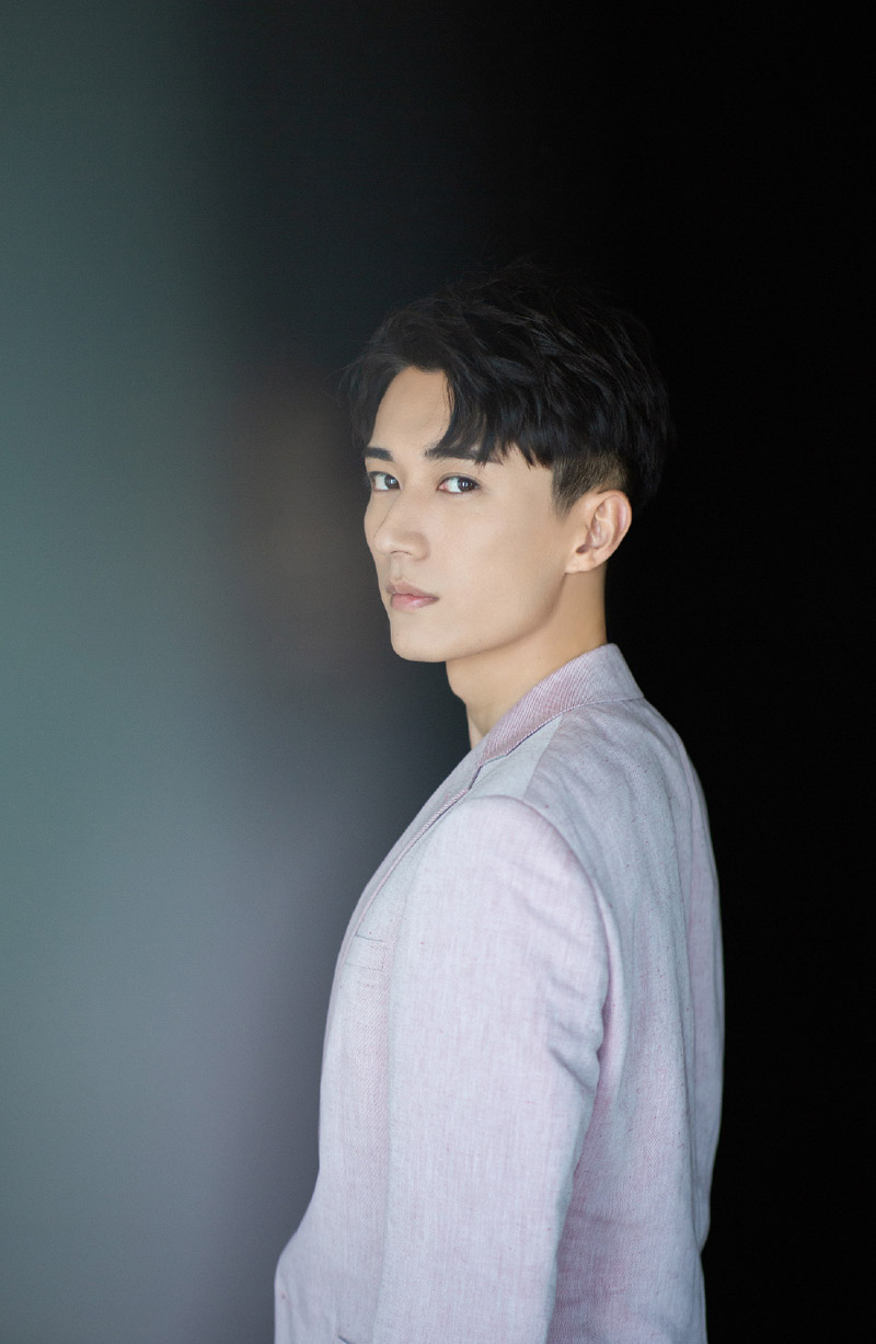 高清山东青岛男演员刘学义黑色皮衣酷帅写真图片图片