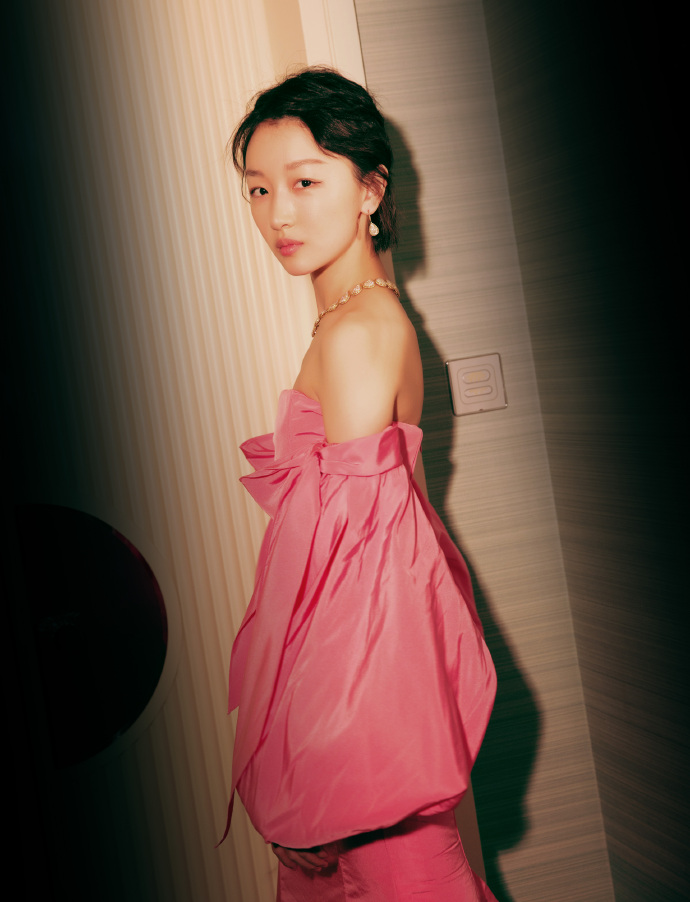 高清中国内地影视河北省石家庄女演员周冬雨百变造型时尚杂志写真图片壁纸图片