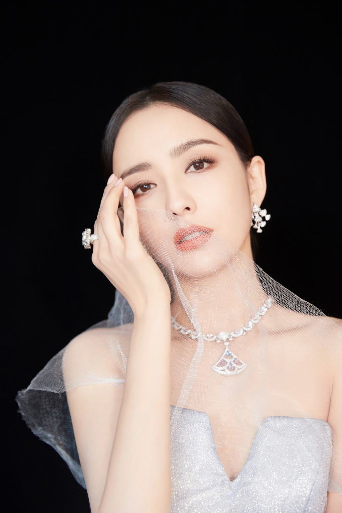 高清中国内地新疆伊犁影视女演员佟丽娅短发梨涡迷人性感写真图片