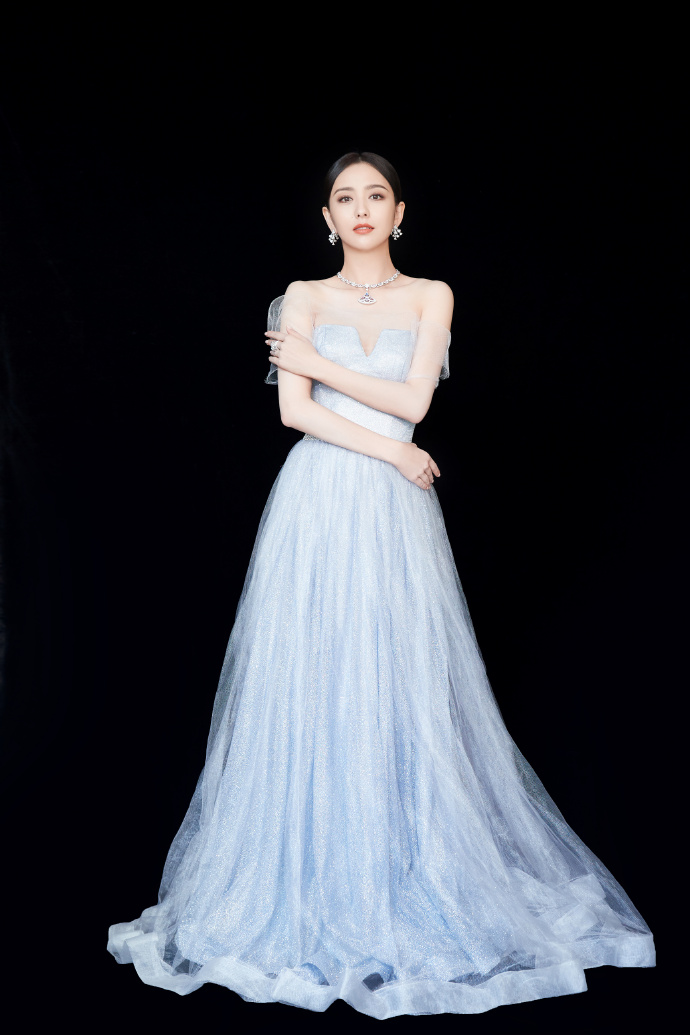 高清中国内地新疆伊犁影视女演员佟丽娅红色旗袍喜庆性感写真图片图片