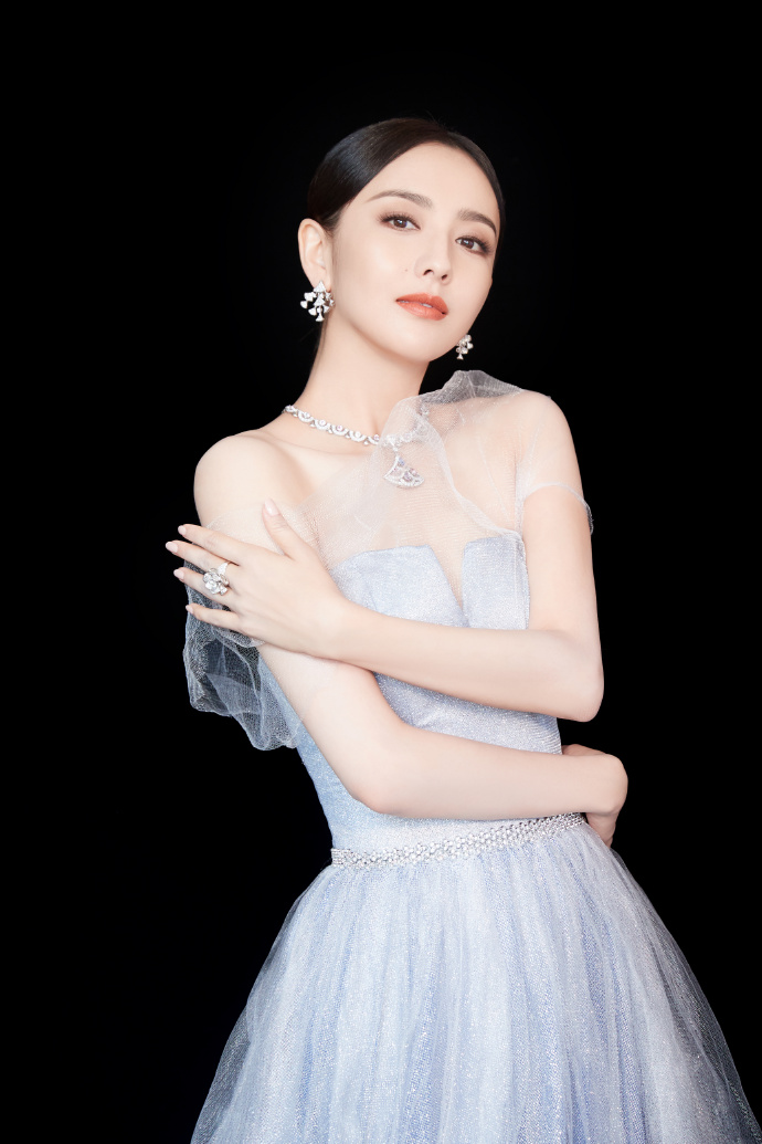 高清中国内地新疆伊犁影视女演员佟丽娅短发梨涡迷人性感写真图片