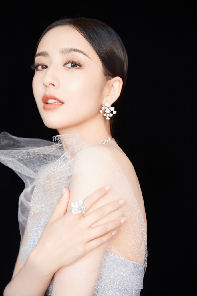 高清中国内地新疆伊犁影视女演员佟丽娅短发梨涡迷人性感写真图片