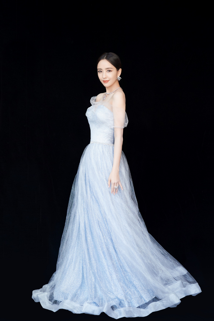 高清中国内地新疆伊犁影视女演员佟丽娅短发梨涡迷人性感写真图片