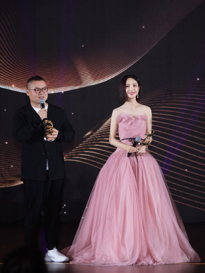 高清中国内地新疆伊犁影视女演员佟丽娅微博电影之夜性感写真图片图片