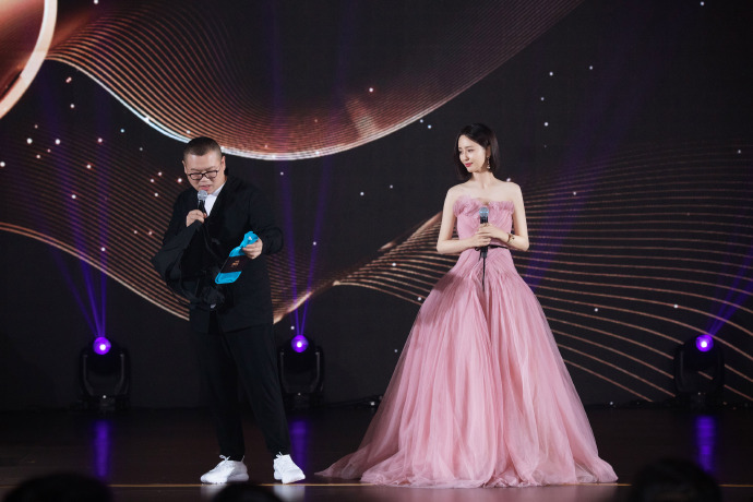 高清中国内地新疆伊犁影视女演员佟丽娅微博电影之夜性感写真图片图片