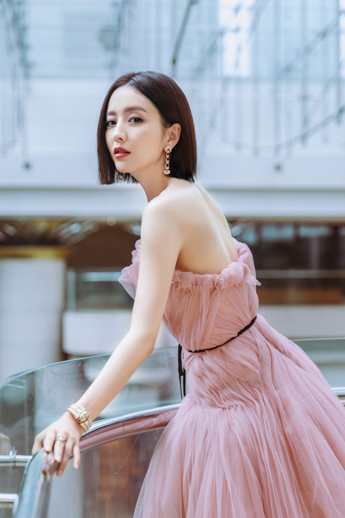 高清中国内地新疆伊犁影视女演员佟丽娅微博电影之夜性感写真图片图片