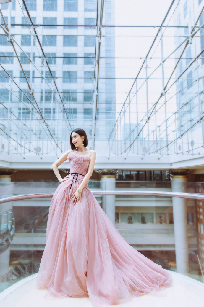 高清中国内地新疆伊犁影视女演员佟丽娅微博电影之夜性感写真图片图片