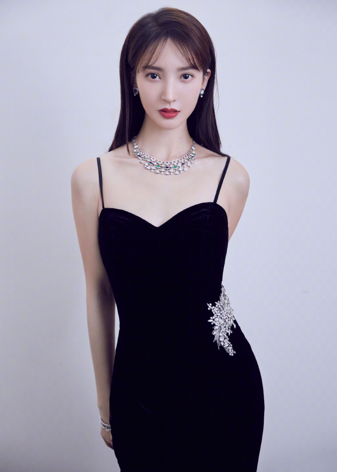 中国大陆山东济南女演员平面模特金晨性感时髦机场照图片图片