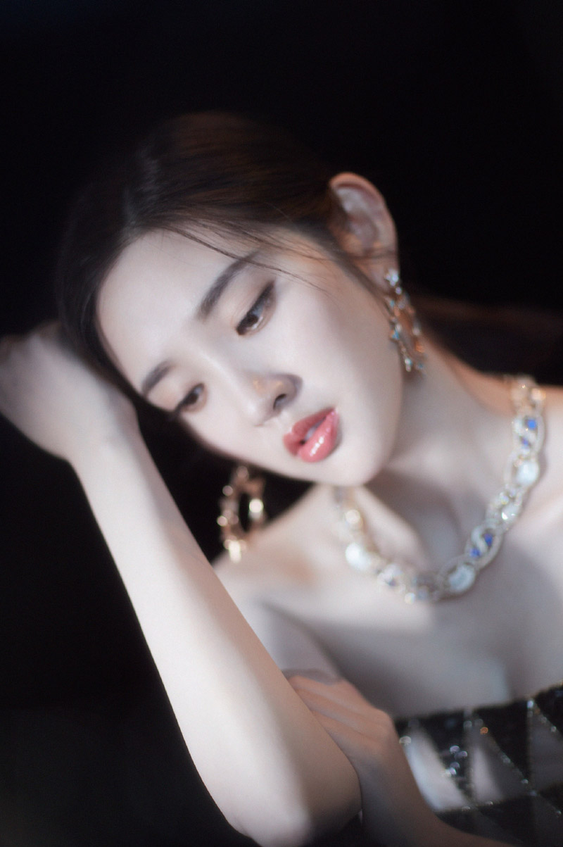 高清中国内地四川女演员唐艺昕上海电影节优雅写真图片图片