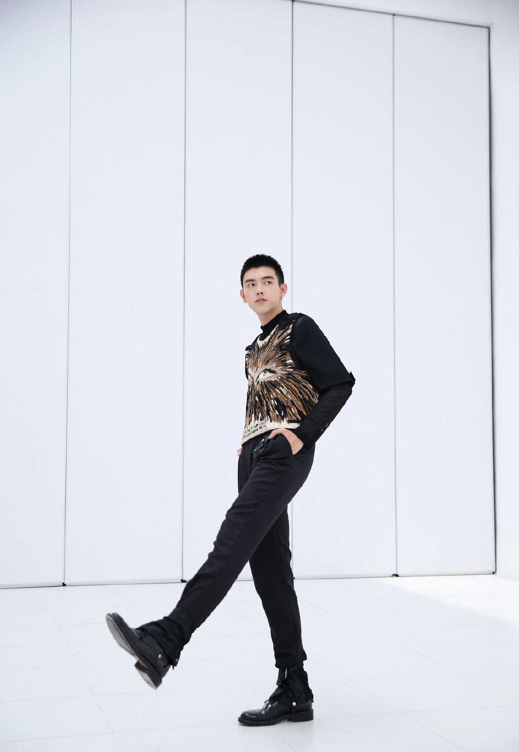 高清中国内地男演员陈飞宇黑色西装帅气写真图片图片