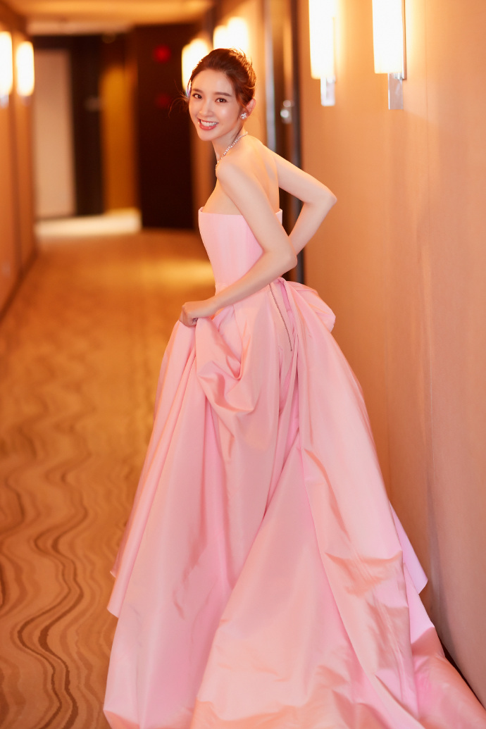 高清中国内地四川女演员唐艺昕上海电影节优雅写真图片图片 高清中国内地四川女演员唐艺昕上海电影节优雅写真图片图片