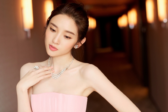 高清中国内地四川女演员唐艺昕上海电影节优雅写真图片图片 高清中国内地四川女演员唐艺昕上海电影节优雅写真图片图片