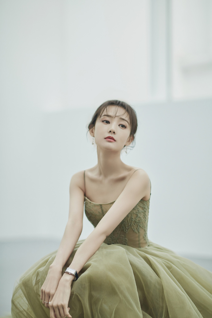 高清中国内地山东济南女演员李一桐露肩裙优雅代言写真图片图片