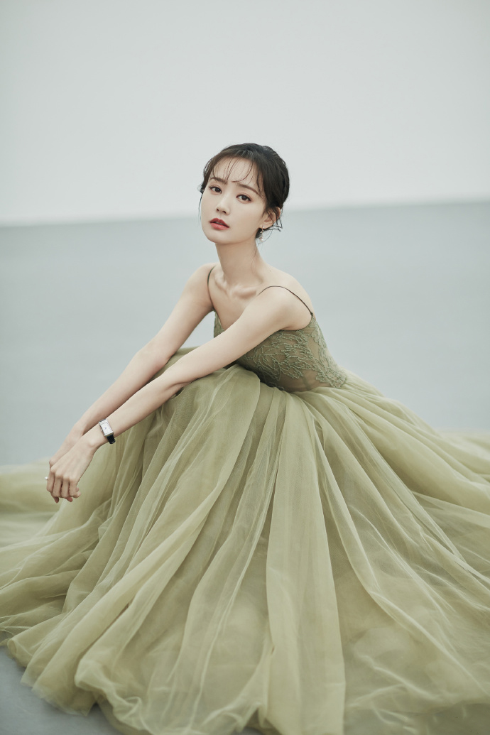 高清中国内地山东济南女演员李一桐露肩裙优雅代言写真图片图片