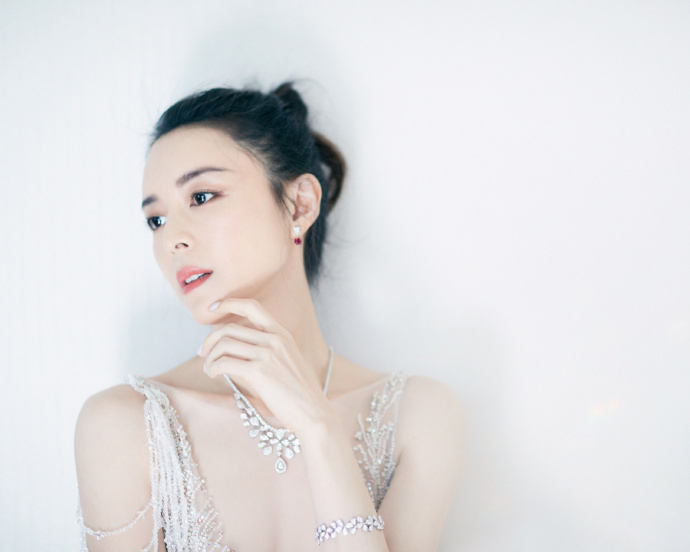 中国内地福建永安女演员张静初红衣造型写真图片：知性优雅图片