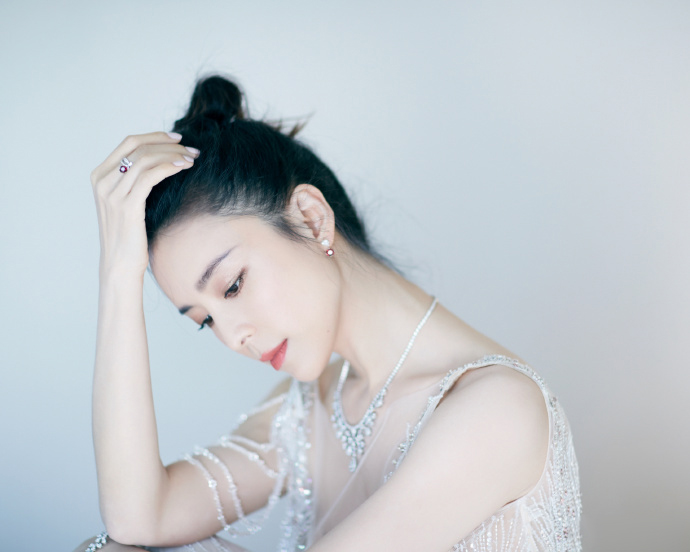 中国内地福建永安女演员张静初红衣造型写真图片：知性优雅图片