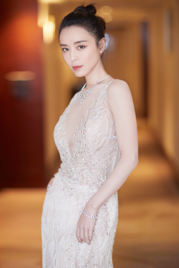中国内地福建永安女演员张静初红衣造型写真图片：知性优雅图片