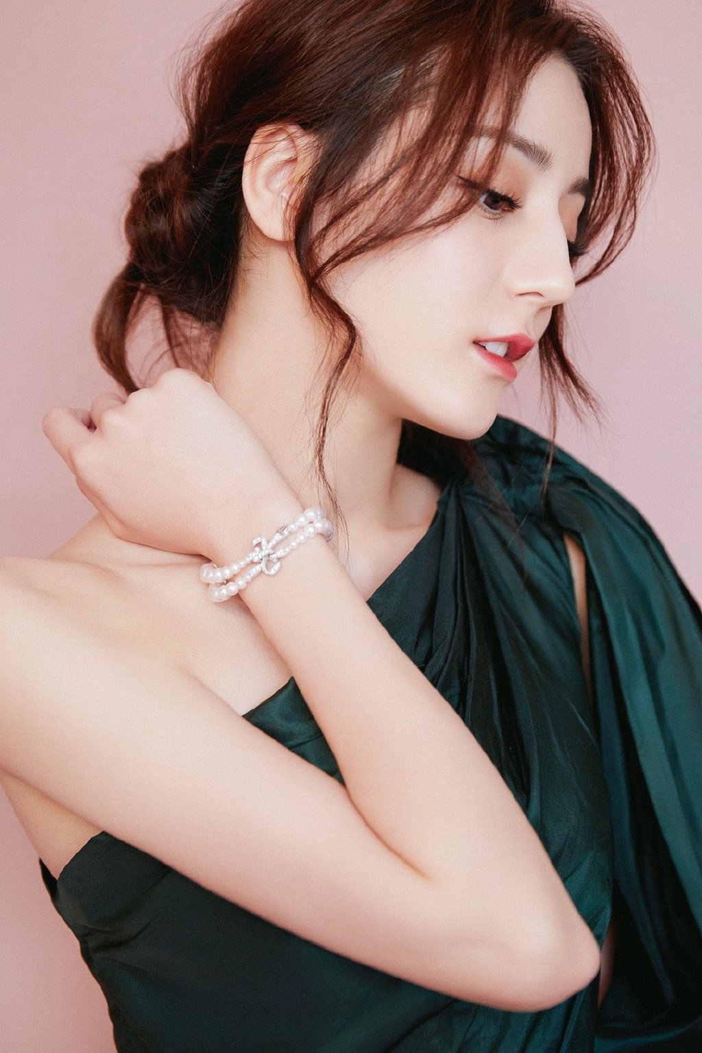新疆乌鲁木齐美女演员迪丽热巴最新杂志写真图片图片