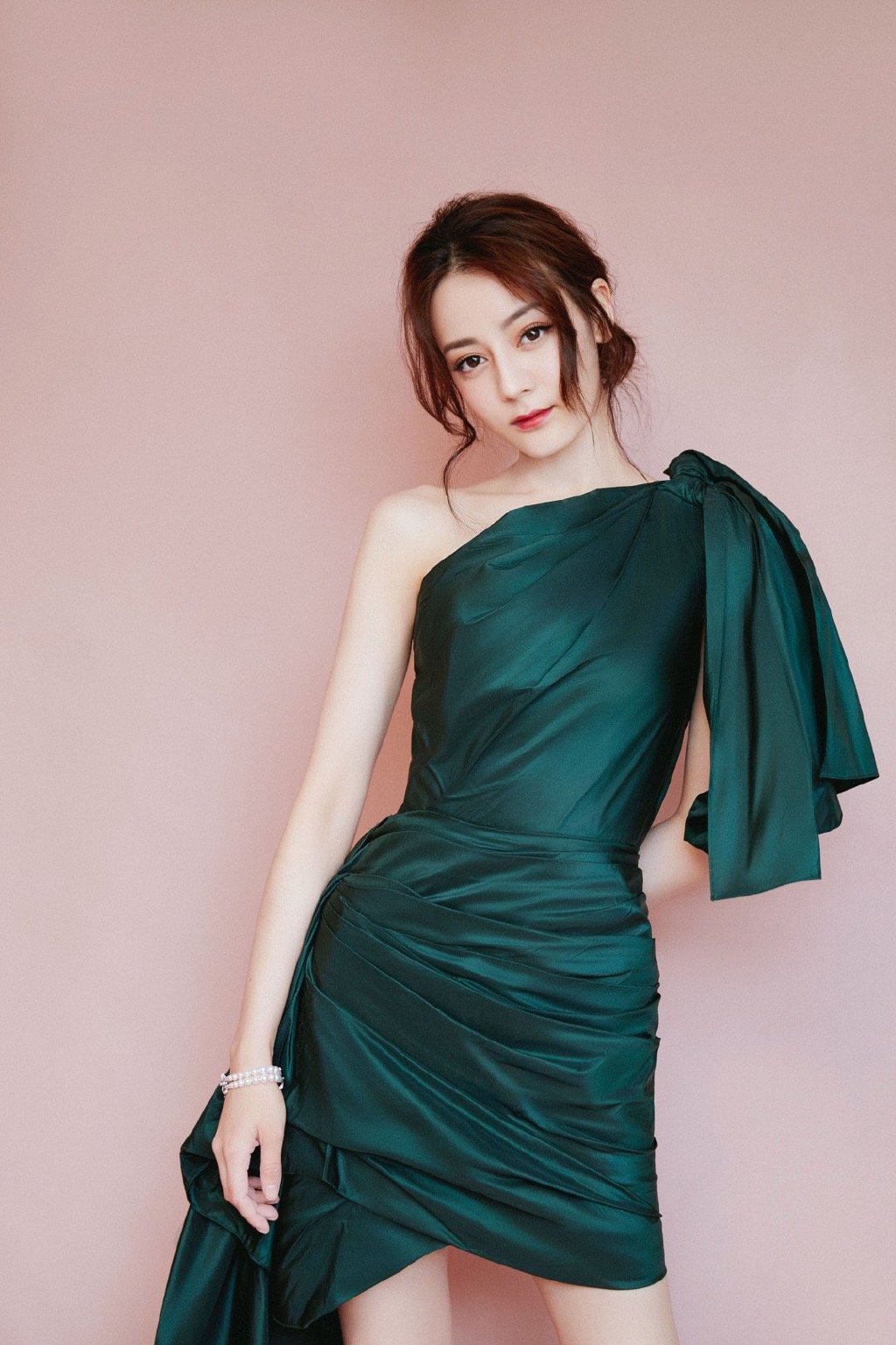 新疆乌鲁木齐美女演员迪丽热巴最新杂志写真图片图片