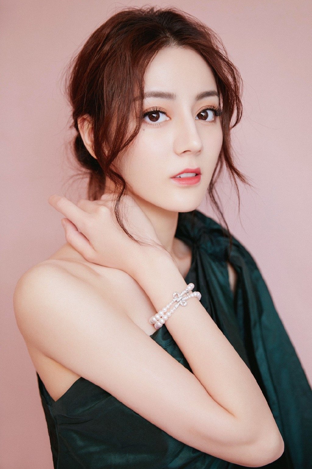 新疆乌鲁木齐美女演员迪丽热巴最新杂志写真图片图片