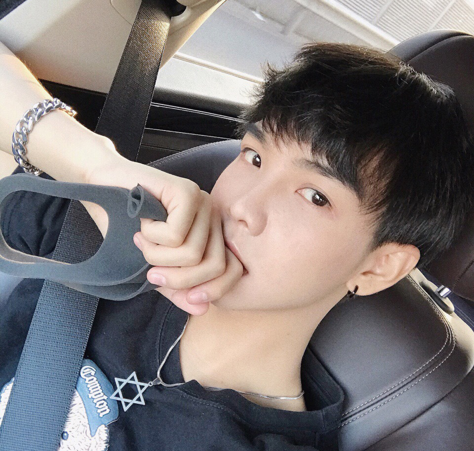 高清中国内地男星元气少年郑繁星慵懒居家图片图片