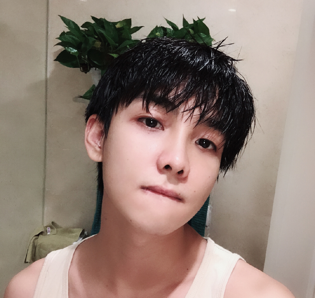 高清中国内地男星元气少年郑繁星慵懒居家图片图片