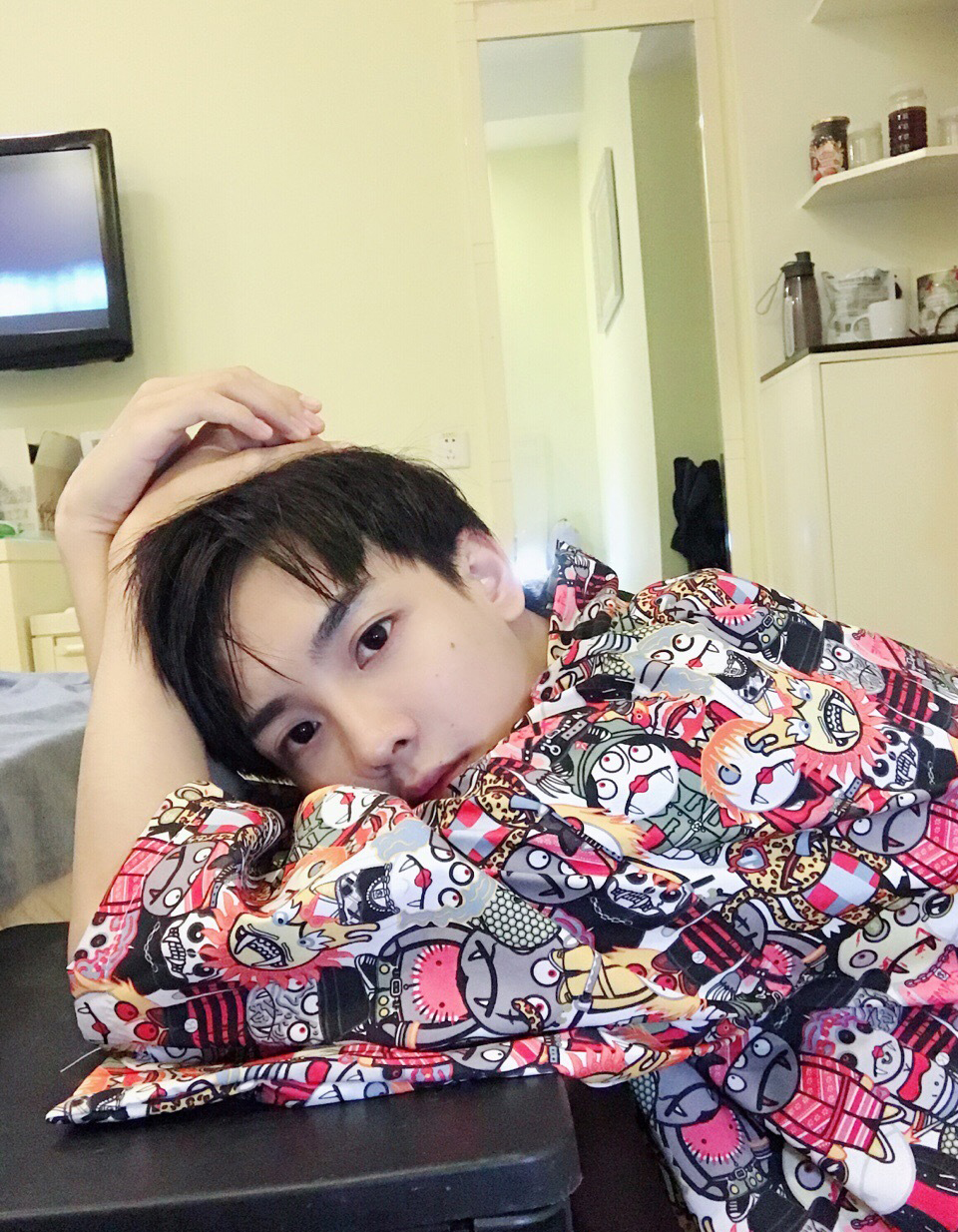 高清中国内地男星元气少年郑繁星慵懒居家图片图片