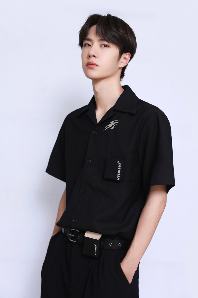 王一博冷峻型男最新白衣写真高清图片图片