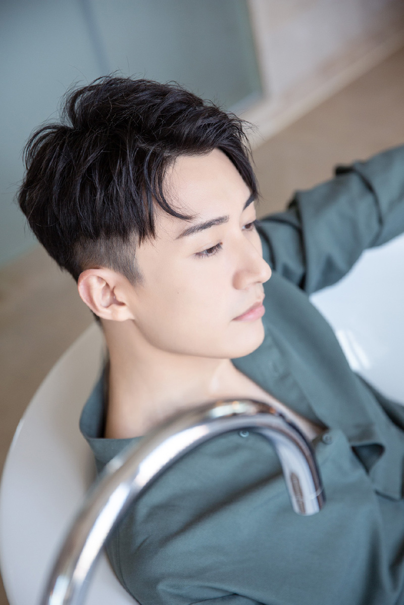 高清山东青岛男演员刘学义黑色皮衣酷帅写真图片图片