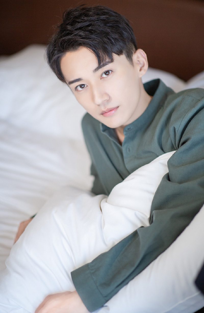 高清山东青岛男演员刘学义黑色皮衣酷帅写真图片图片