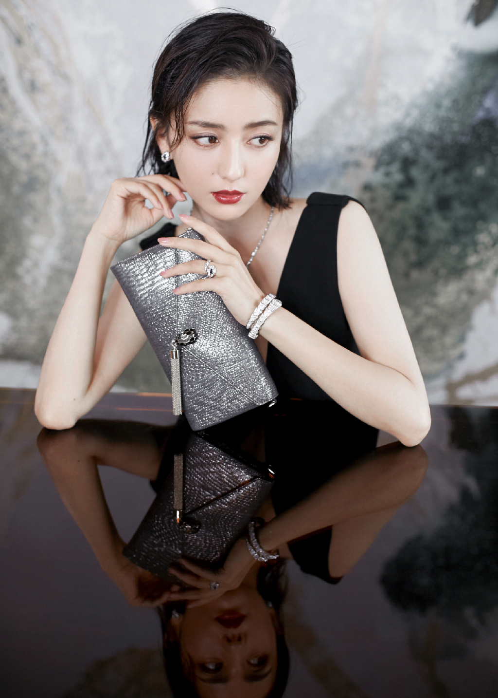 高清中国内地新疆伊犁影视女演员佟丽娅短发梨涡迷人性感写真图片