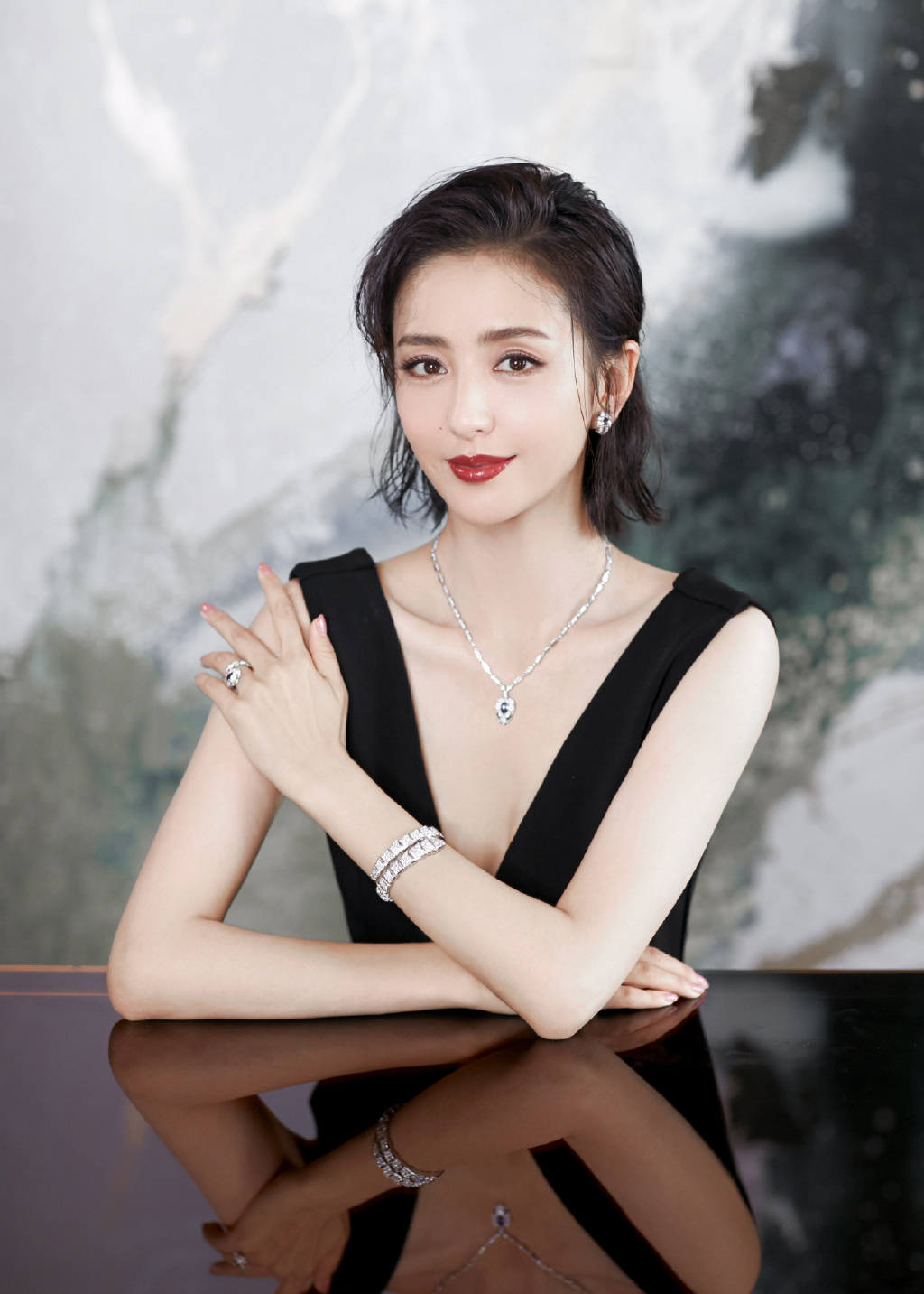 高清中国内地新疆伊犁影视女演员佟丽娅短发梨涡迷人性感写真图片