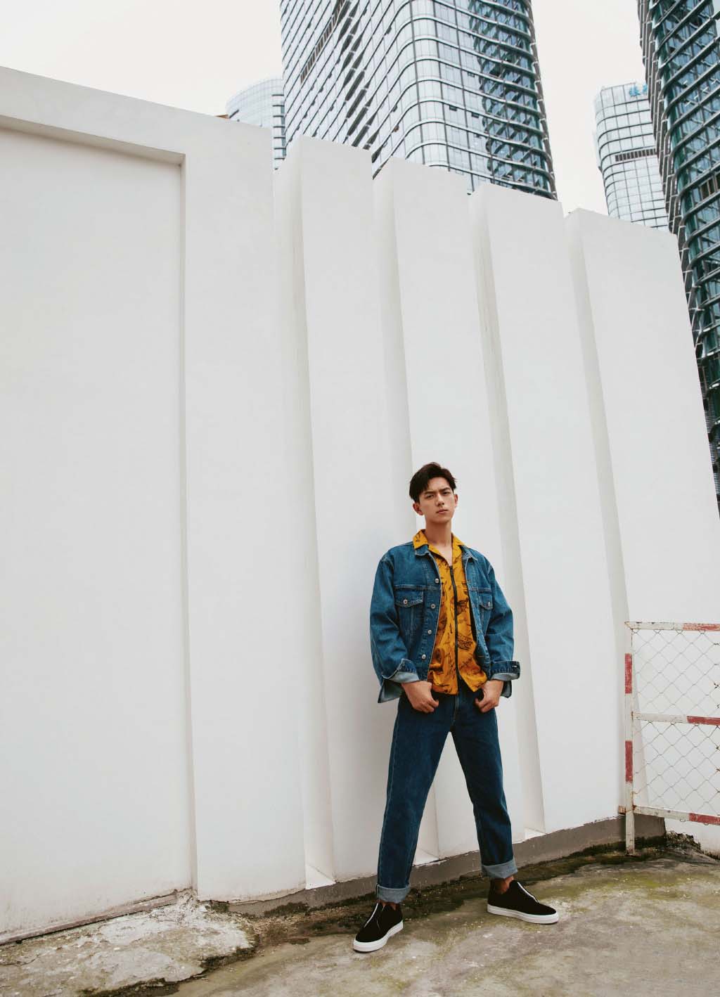 中国内地湖北荆州男演员李现男友力十足休闲写真图片图片