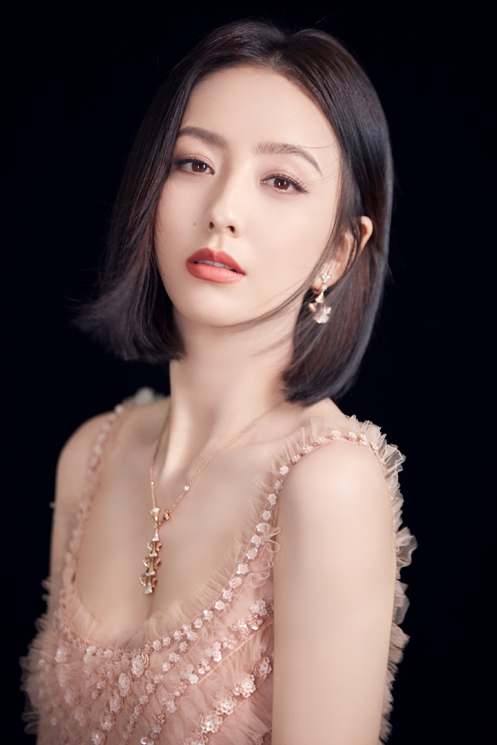 佟丽娅裸色长裙清新淡雅写真图片图片