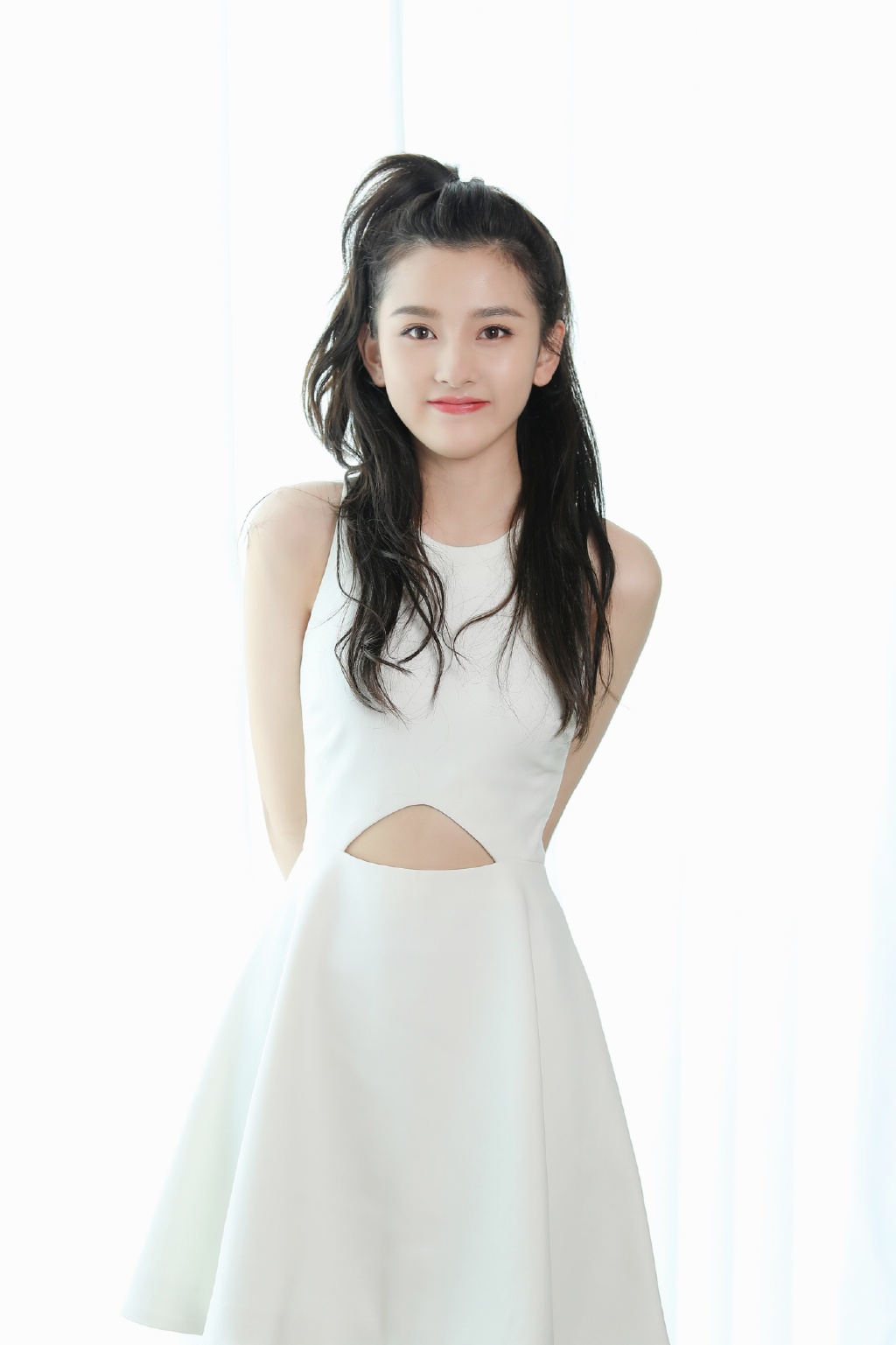 中国北京当代95后女演员小哪吒宋祖儿时尚清新写真桌面壁纸图片 中国北京当代95后女演员小哪吒宋祖儿时尚清新写真桌面壁纸图片