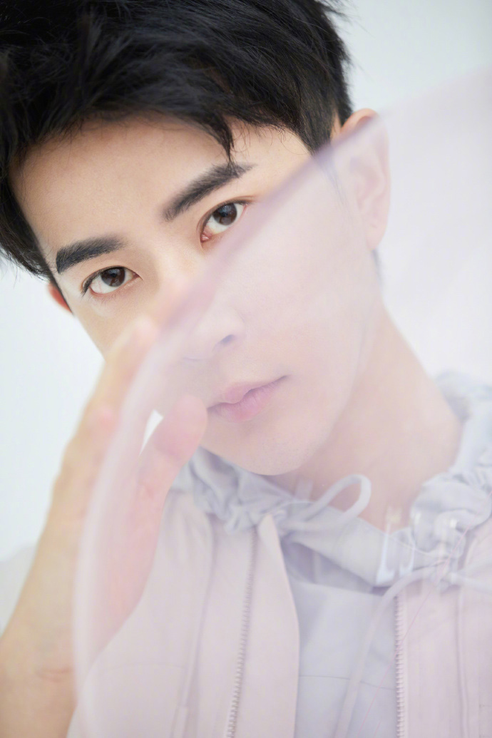 高清新疆乌鲁木齐男明星于朦胧西装白鞋出席某活动现场写真图片图片