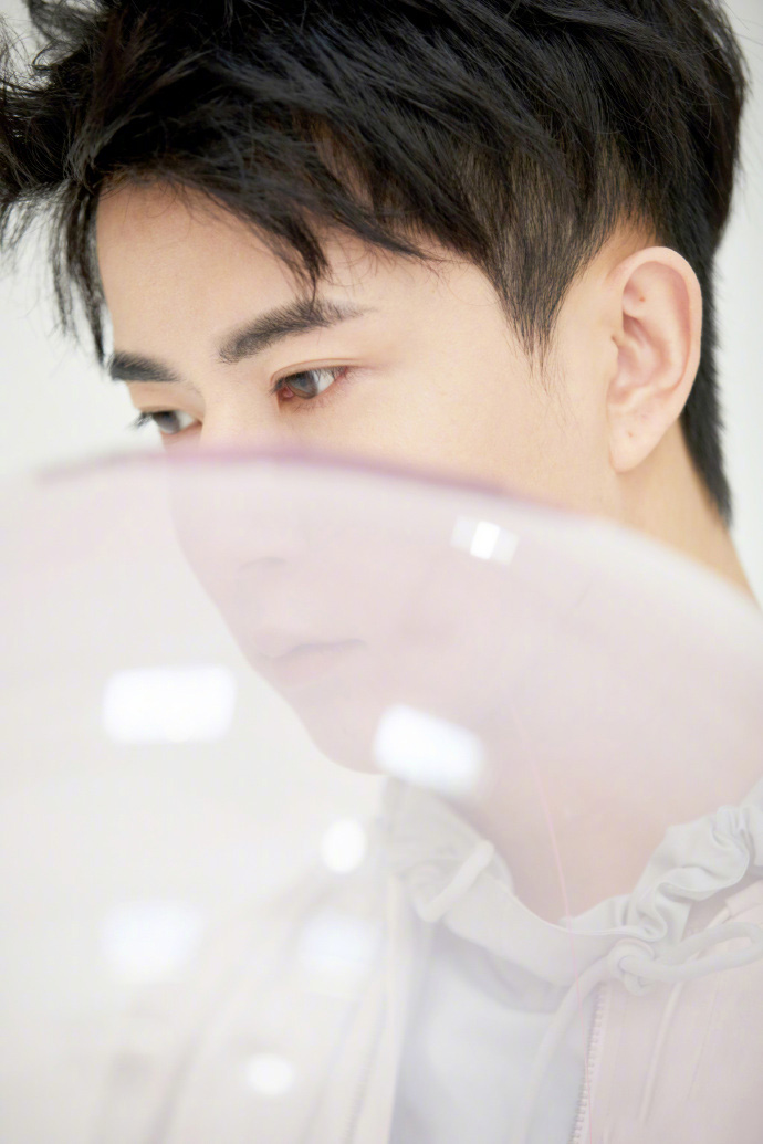 高清新疆乌鲁木齐男明星于朦胧西装白鞋出席某活动现场写真图片图片