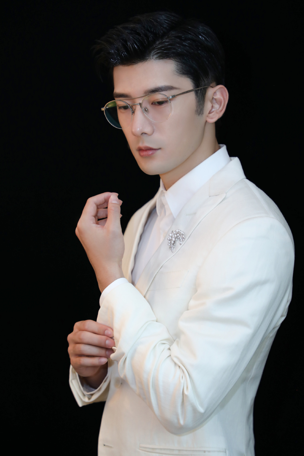 中国内地影视男演员刘芮麟蓝色西装清爽帅气图片图片
