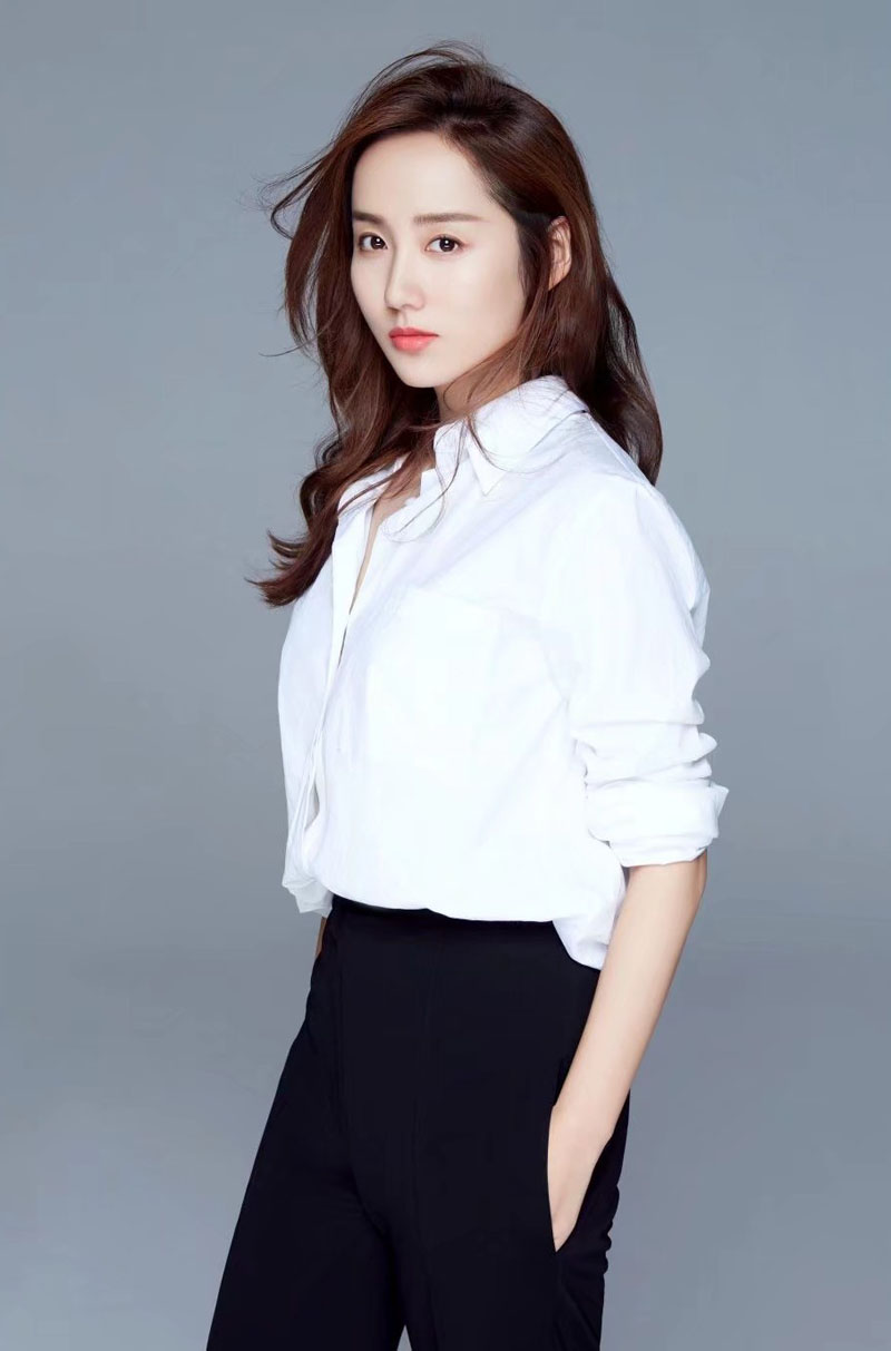 高清中国大陆重庆市渝中女演员吕一温婉大方时尚写真图片图片