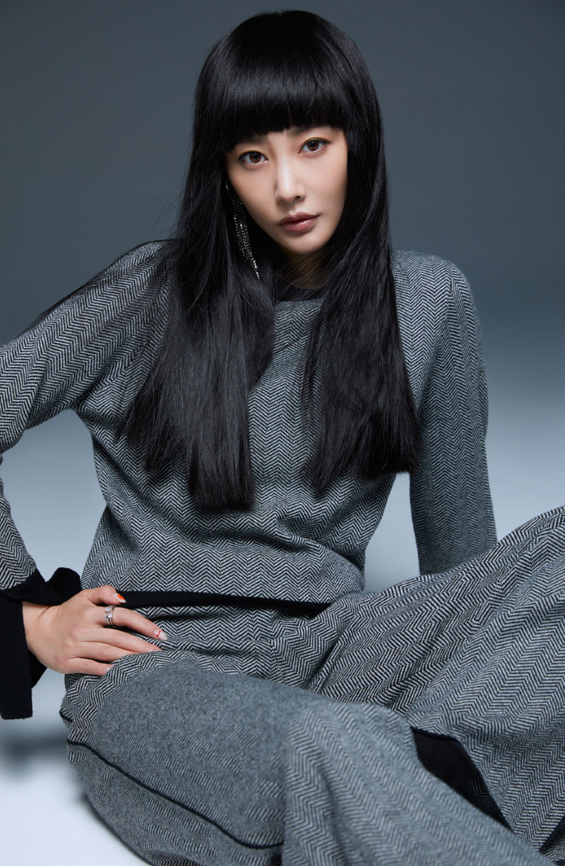 高清中国内地安徽芜湖女演员李纯条纹衬衫时尚写真图片图片