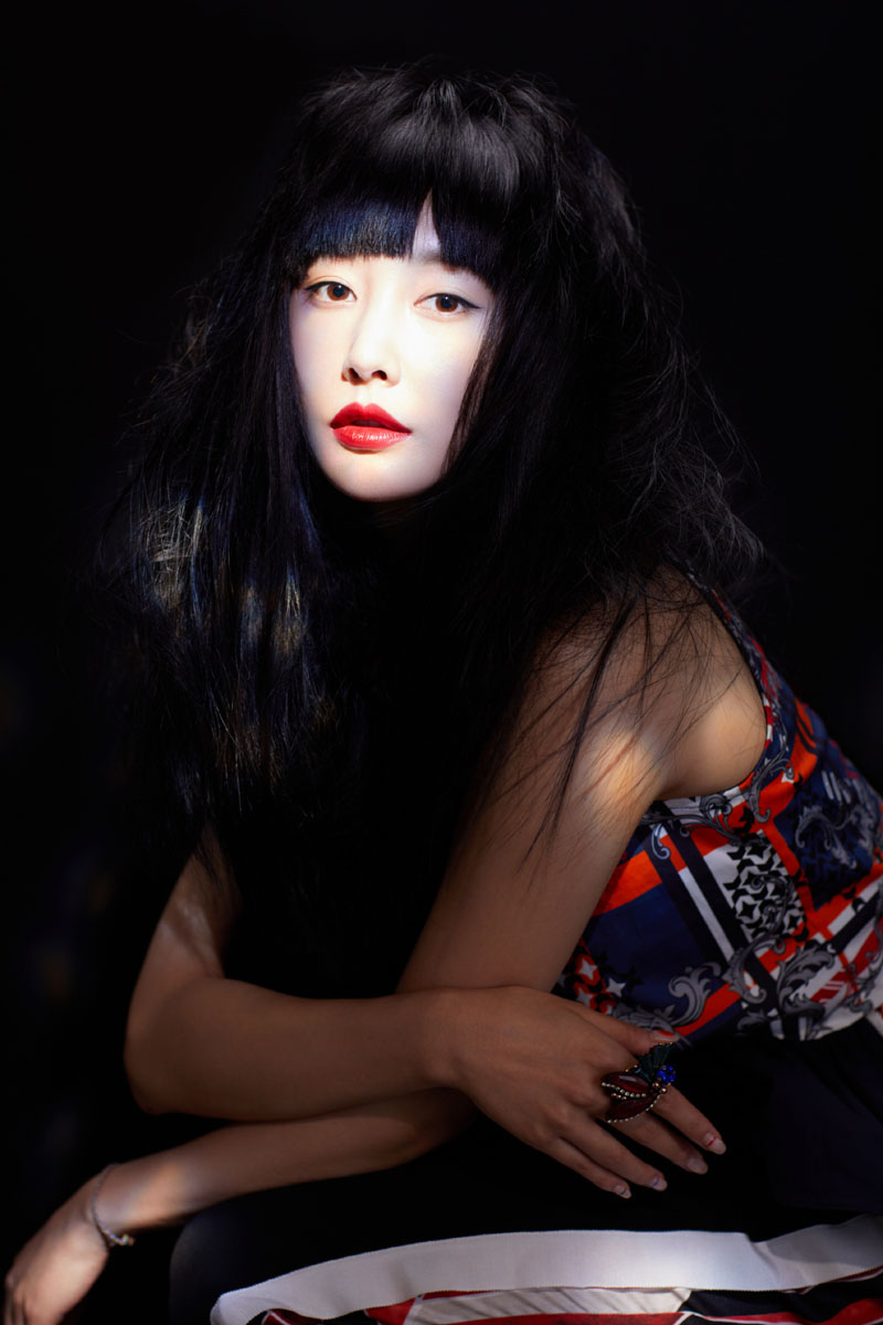 高清中国内地安徽芜湖女演员李纯条纹衬衫时尚写真图片图片